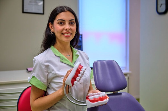 tandarts-Melike-Pak tandartspraktijk maas en waal ewijk