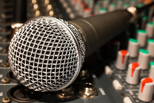 Microfoon op een mengpaneel in de radiostudio